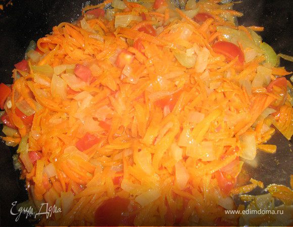 В сковороде разогреть раст.масло,обжарить в неё нарезанный мелко лук и чеснок,очищенную и натёртую морковь,жарить помешивая минут 6-7,добавить мелко нарезанный стебель сельдерея и нарезанные произвольно помидоры,тушить на маленьком огне минут 5,добавить томат пасту или кетчуп(если помидоры спелые и сочные можно не добавлять),тушить ещё минуты 3 и добавить горячую воду,посолить по вкусу,довести до кипения