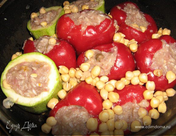 .В казан с фаршированными овощами всыпать нут(предварительно слить воду)