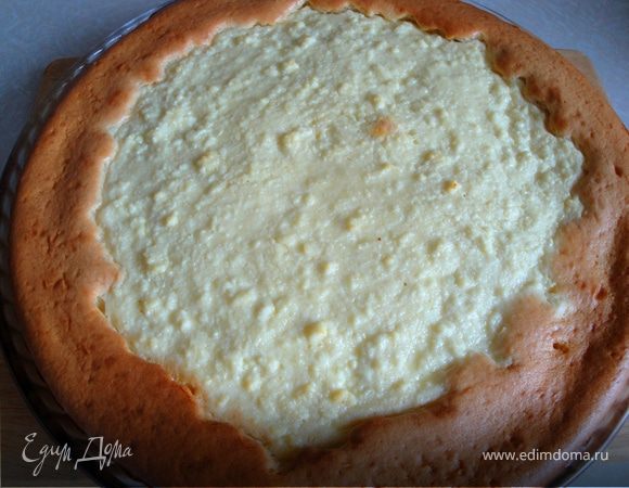 На серединку теста выложить начинку.

Выпекать в предварительно нагретой духовке в течение 35 мин.