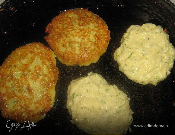 Картофель вымыть,очистить,натереть на мелкой тёрке,добавить к картофелю очищенные и натёртые на мелкой тёрке яблоко и лук,мелко нарезанный укроп,добавить яйцо,масло,сахар,специи и муку,хорошо перемешать,если тесто будет слишком жидким добавить ещё муки.В сковороде хорошо разогреть раст.масло.Ложкой выкладывать оладьи и выпекать с двух сторон до золотистого цвета