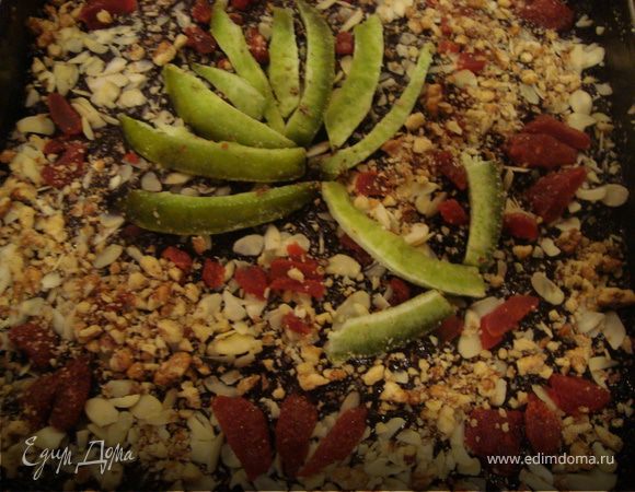 Желатин растворяем в теплой водичке.Ставим на огонь  медленный и постоянно помншивая,пока он полностью не растворится держим на огне.Дать остыть до теплого состояния.Далее берем творог и хорошо измельчаем его блендером.Когда творог будет совсем однородным перекладываем его в комбайн,ставим насадку для взбивания,добавляем сахар и начинаем взбивать,потихоньку вливая сливки.Взбиваем пока сливки не соединяться и не взобьются с творогом.Затем тонкой струйкой вливаем желатин,добавляем ваниль,продолжая взбивать на медленной скорости.Курагу ,клубнику мелко нарезать,изюм вымыть,высушить и добавить в творожную массу.
Берем форму в которой выпекался песочный корж и выкладываем нашу творожную массу ровным слоем.Ставим в холодильник.
