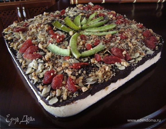 Пока творожный слой застывает,клубнику измельчаем блендером до желейного состояния с сахаром,добавляем сок 1 лимона.
Творожная масса застыла.Достаем ее из холодильника,промазываем сверху тонким слоем клубники с лимоном,присыпаем растолченым грецким орехом и сверху кладем корж,пропитав его клубникой с лимоном.Снова присыпаем грецким орехом и возвращаем в холодильник.