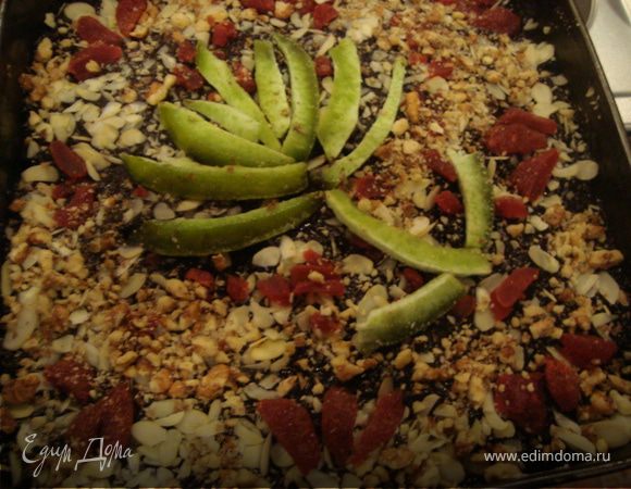 В сотейник кладем сливочное масло,сметану,сахар,порошок какао.Постоянно помншивая на медленном огне варим до загустения.Желатин разводим так как во втором шаге и тонкой струйкой ,постоянно помешивая вливаем в шоколадную массу.Дать остыть,чтоб было теплым но не холодным.Берем из холодильника нашу форму с творожным желе и коржом ,и сверху на пропитанный корж выкладываем шоколадную массу.Хорошо разровняем и обильно присыпаем миндальной стружкой и грецким орехом.Украшаем дольками сушеной клубники и сушеных киви.Ставим снова в холодильник на ночь.Утром снимаем бортик с формы.Торт готов.Наслаждайтесь!!!!