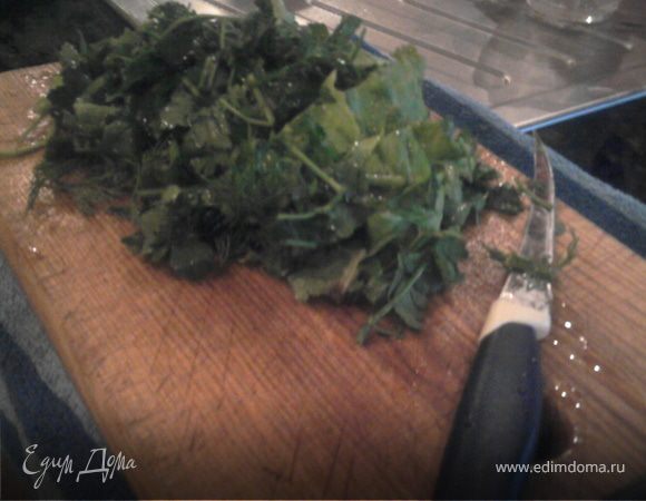 Берем всю зелень ,нарезаем крупно.