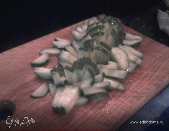 Огурцы нарезаем крупной соломкой.Яблоки крупными кубиками.Киви мелко.