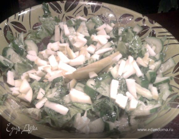 Оливковое масло,пол чайноц ложечки горчицы.соль,перец свежемолотый черный,лимонный сок взбиваем венчиком и этим соусом заправляем салат.