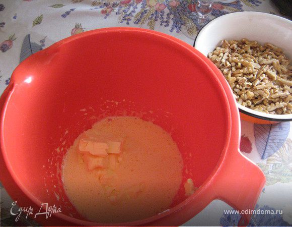 Выкладываем из холодильника все 500 г. масла, чтобы оно стало пластично-мягким.
Отделяем желтки от белков, белки убираем в холодильник. Взбиваем желтки с 2 ст.л. сахарного песка, добавляем 100 г. масла, взбиваем вновь