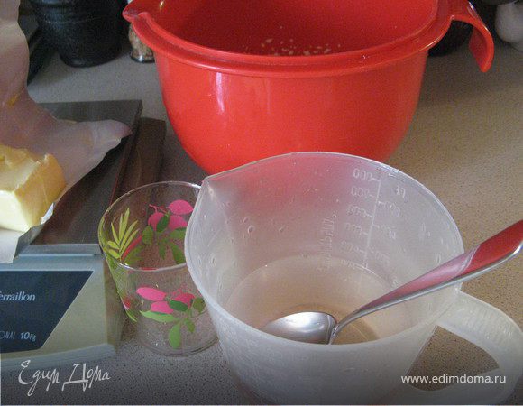 Отдельно в 1,5 ст. теплой воды добавляем 1,5 ст.л. уксуса, щепотку соли, смешиваем ложкой