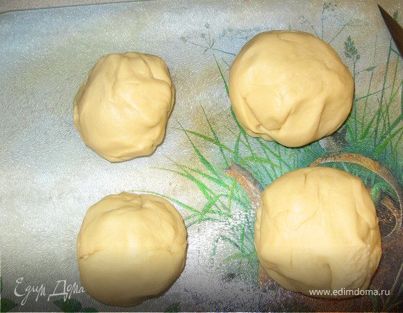 Соединяем обе части будущего теста и добавляем 5 стаканов муки, вымешиваем вручную, должно получиться крутое тесто. Месить лучше около 45 минут. Разделить его на 4 части, сначала на 2, а потом каждую вновь на 2, только должно получиться 2 части побольше(одинаковые) и 2 части поменьше(тоже одинаковые). Скатываем каждую часть в шар. У нас 4 шара.р