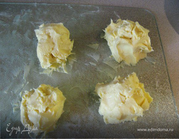 400г. масла порубить с 4 ст.л. муки, разделить на 4 части, также, как тесто, 2 побольше, 2 поменьше. Скатываем в шарики. Получаем 4 шарика