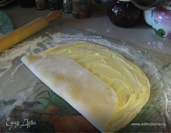 Через 1 час по очереди вынимаем каждый "конвертик", вновь раскатываем в прямоугольник толщиной в 1 см, и снова складываем точно также, и убираем в холодильник опять на примерно 1 час. 
  