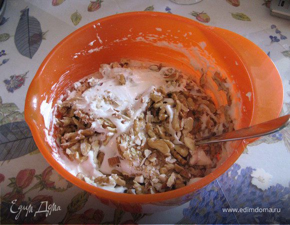 Пока наши 4 "конвертика" сидят в холодильнике последний час, готовим начинку. И включаем духовку на 200 градусов.
Начинка:
Рубим орехи не мелко, мама говорит, надо на восьмушки, думаю, в наш современный век можно и не вручную, размер примерно понятен.
Отдельно взбиваем в пену белки от пяти яиц, которые в холодильнике ждали своего часа, добавляем в них 2 стакана мелкого сахарного песка и выкладываем в них порубленные орехи. Начинка готова. При желании, можно добавить ваниль