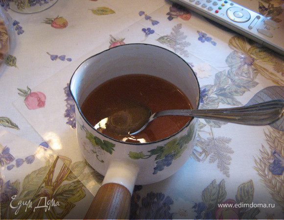 Сироп:
К моменту выхода из духовки Пахлавы, сироп должен быть готов.
Нагреваем 3/4 стакана воды, высыпаем в нее 3/4 стакана сахарного песка, греем до растворения сахара, затем добавляем полученный сироп к 1,5 стаканам меду. 