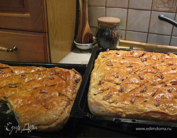 С оставшимися "конвертиками" все повторяем, используя вторую половину начинки и сиропа. 
Сиропа можно и полторы порции сделать. Тесто пресное, сладкий вкус только за счет начинки и сиропа. Я Сделала полторы порции сиропа.

Делают 2 противня, потому что очень трудоемко, а съедается влет!!
Приятного аппетита!!!
 
