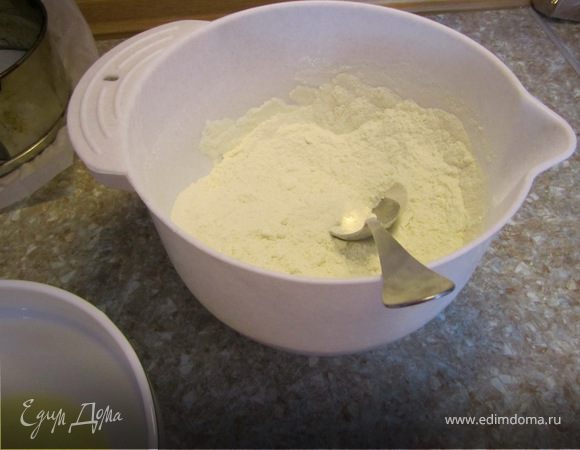 Мука+сухое молоко+сахар+сода+разрыхлитель.
Все хорошо смешать.
