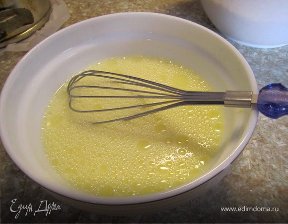 Яйца+молоко, взбить.
Добавить подсолнечное масло.
