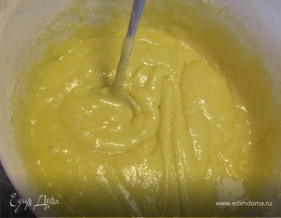 Влить в сухую смесь, хорошо перемешать.