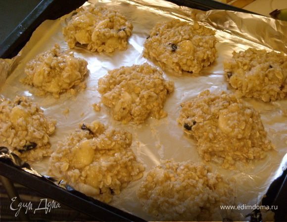 Будущие печенья. И самый прикол: во второй раз у меня они не получились ))) Я сделала слишком жидкое тесто,в итоге-сверху подгорели,а внутри жидкие. Нужно,чтобы тесто крутое было.Всем хорошего настроения!