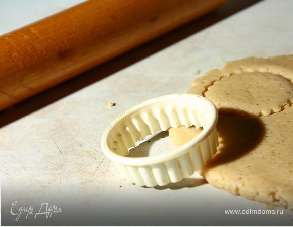 Смешать муку, специи, соду,отставить. Сливочное масло взбить с сахаром добела. К смеси добавить муку и мед. Замесить тесто, завернуть в пищевую пленку и убрать в холодильник на 1 час. 