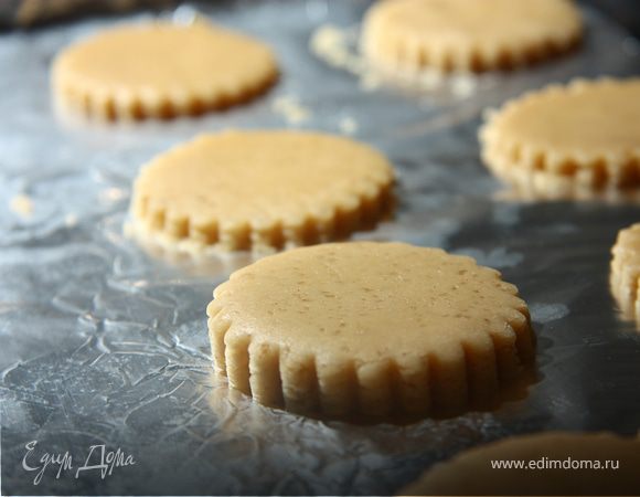 Раскатать тесто, вырезать пряники. Разогреть духовку до 180 С и выпекать 10-15 минут.