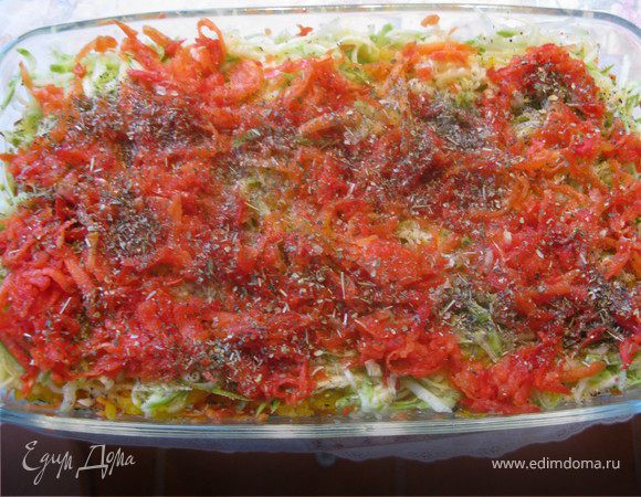 Все овощи натереть на крупной терке, выложить слоями в форму (без масла). Каждый слой слегка присолить и приправить травками на ваше усмотрение. Сверху побрызать слегка маслом и бальзамиком, закрыть крышкой или фольгой и отправить на 50-60 мин в духовку. Минут за 20 до конца открыть, можно посыпать тертым сыром6 лио добавить маленькие кусочки козьего сыра.