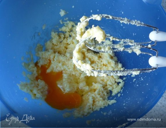 Лимон помыть в горячей воде, высушить и натереть на терке. Лимонную цедру, масло, сахар, ванильный сахар и соль смешать при помощи миксера до кремообразного состояния. По одному вмешать яйца.
