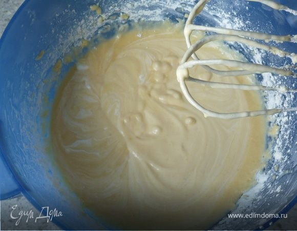 Муку, крахмал и разрыхлитель перемешать и попеременно с лимонадом добавить в яйчный крем. Вмешать сметану. 