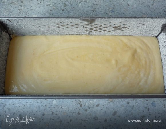 Тесто выложить в смазанную маслом и присыпанную мукой прямоугольную форму. Выпекать около 1 часа в разогретой духовке до 175°C.