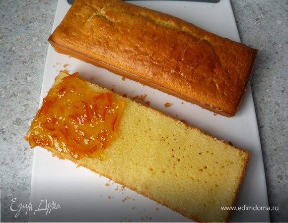 Мармелад разогреть в кастрюле. Пирог разрезать по горизонтали напополам. Намазать равномерно мармелад на основу пирога.
