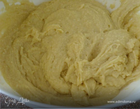 Залить изюм коньяком и оставить на 30 минут. Взбить яйца с сахаром. Творог смешать со сливочным маслом, ванильным сахаром, солью и взбитыми яйцами. Добавить муку и подошедшие дрожжи.