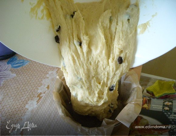 Форму смазать маслом,застелить стенки и дно бумагой для выпечки. наполнить форму тестом и дать постоять в теплом месте 50 мин. 