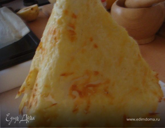 Теперь подготовим собственно наш "РОГ". Сыр твердый натереть на крупной терке. Духовку разогреть до 200 гр.ц. Далее сыр укладываем на противень,застланный пергаментом-формируем круг. Отправляем в духовку для зажаривания буквально на 5 минут. Тем временем режем редис кубиками и отправляем в салатник к руколе.
Достаем противень из духовки и теперь пока сыр не затвердел-одеваем его на "форму" в виде конуса. Форму я подготовила заранее-это конус-гриль для запекания курицы,сверху одела пергамент-сформировав конус и немного смазала олив.маслом. Одеваем значит сыр на этот наш конус и придавливаем его по форме. Оставляем до полного остывания- это примерно 5-7 минут. У кого нет этого чудо-приспособления- не беда: сформируйте конус из картона.
