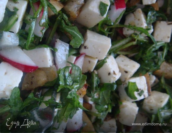 Фету с заправкой отправляем в салатник. Все аккуратно перемешиваем. Теперь сервируем: наполняем наш "РОГ" салатом и украшаем-руколой и сыром натертым. Вот все и готово!
Приятного аппетита!