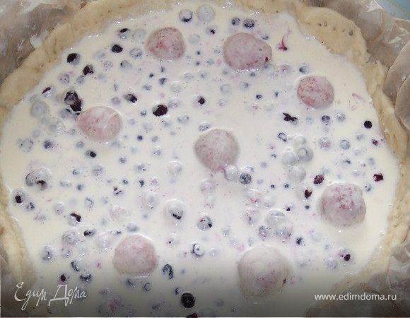 Чернику и клубнику разморозить в холодильнике. Сметану хорошо перемешать с сахаром, яйцами и мукой (крахмалом). Тесто смазать мандариновым конфитюром, на него вылить сметанную начинку, сверху выложить ягоды.