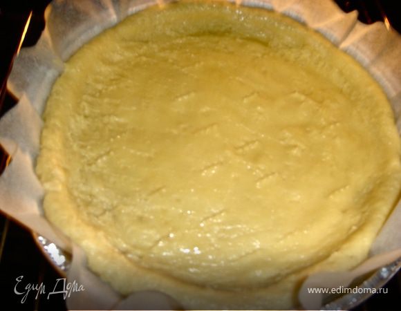 Масло порубить и перетереть с мукой в крошку, замесить тесто из всех указанных ингредиентов. Завернуть в пленку и убрать в холодильник. Затем распределить по дну формы (d28), потыкать вилкой и поставить в духовку 180С и печь до полу готовности, 15-20 мин.