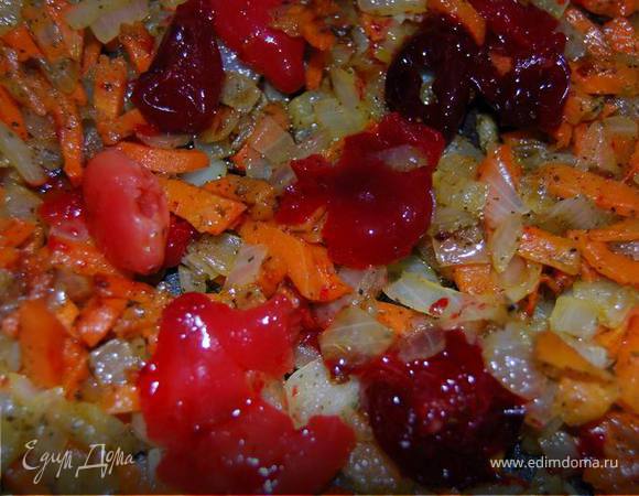 Приготовим начинку: варим пшено практически до готовности, добавляем в него обжаренные морковь, лук, чуть припущенный кизил (у кого нет - можно представить, что он там будет :) - тоже вкусно!). Если голубцы будут с мясом, добавляем в начинку мелко порезанные кубики мяса. 