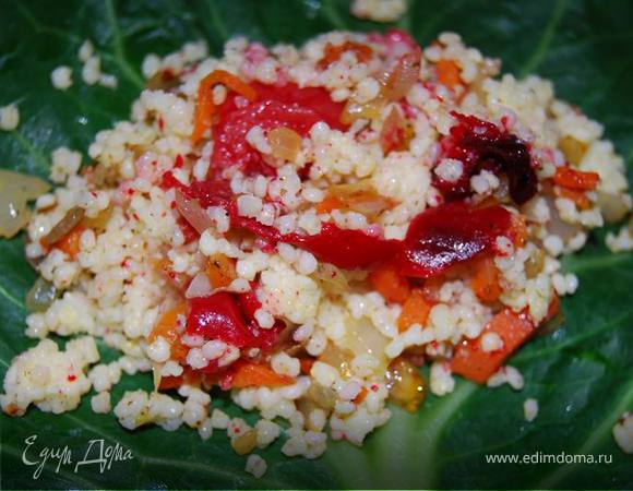 Выкладываем начинку на капустные листья и сворачиваем голубцы.