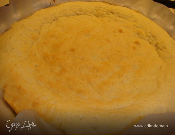 Пока тесто печется приготовить начинку. Сахарную пудру, ванильный сахар (я заменяла на обычный и капала ванильную эссенцию) и желтки перемешать, добавить протертый творог, сметану, изюм, тертую лимонную цедру, хорошенько вымешать. Взбить в крепкую пену 2 белка и осторожно, но уверенно вмешать в творожную начинку. 