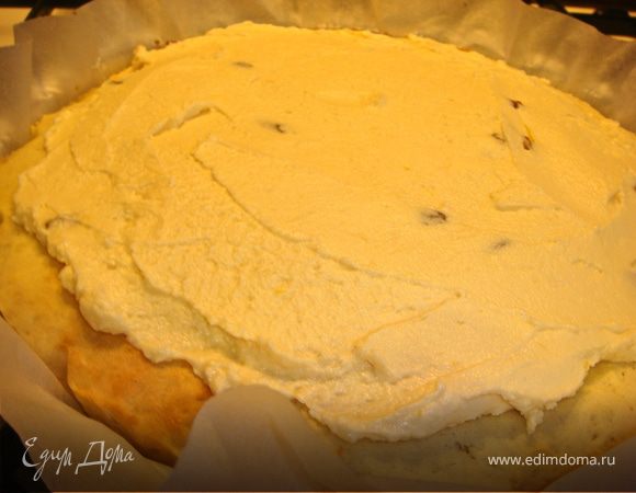 Достать на половину пропеченное тесто из духовки. Присыпать тертыми сухарями или бисквитной крошкой, равномерно разложить творожную начинку и отправить в духовку еще на 20-30мин.