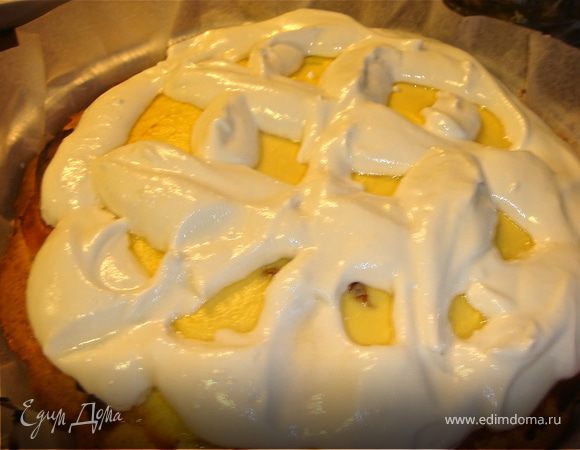 Оставшиеся 3 белка взбить с небольшим количеством сахарной пудры в крепкую пену, затем вбить остальную часть пудры. Выложить белковую массу решеткой на испеченный пирог и отправить в духовку. пока белки не станут кремовыми по цвету.