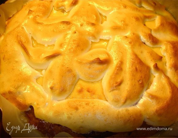 Выпекать пока белки не станут кремовыми по цвету.