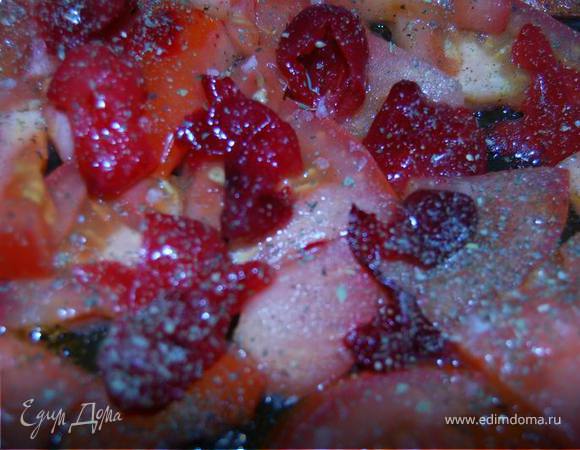 Приготовим заливку, припустив немного помидоры (можно заменить  на томатную пасту), жменьку кизила, добавив сюда соль,немного сахара, перец и специи.
