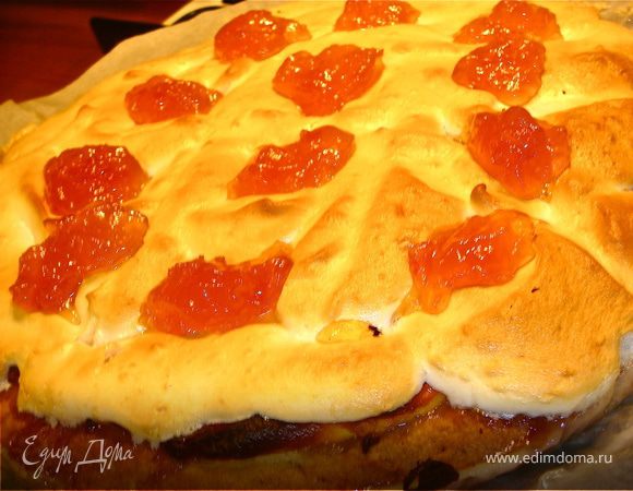 На готовый пирог между решетками белка разложить варенье и дать пирогу остыть. Хорош как в теплом так и в холодном виде! Готовый пирог лучше резать теплым ножом.