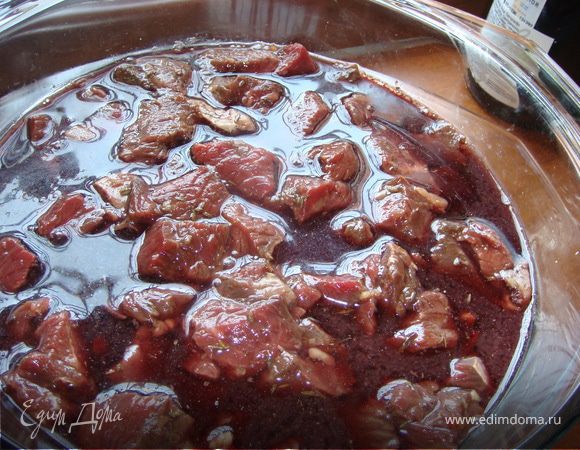 Приготовить маринад. Смешать половину чеснока, соевый соус, уксус, вино, тимьян и черный перец. Мясо уложить в один слой в неметаллический лоток и залить маринадом. Желательно оставить его мариноваться на ночь, ну или если нет времени, то пока будете заниматься овощами.