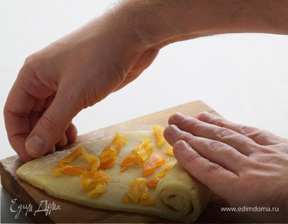 Первую часть раскатайте скалкой и сверните в рулон. 