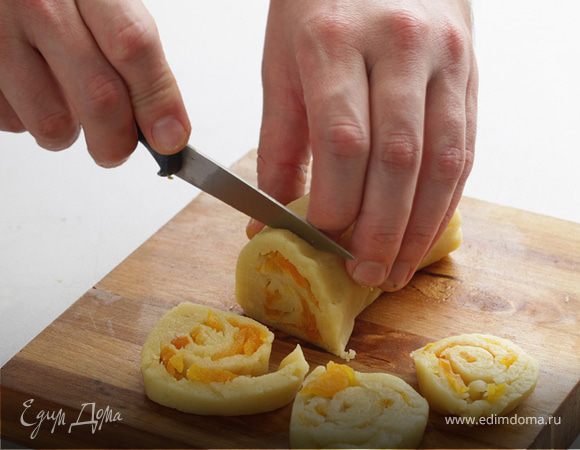 Нарежьте рулон кружочками и обложите края круглой формы для запекания.