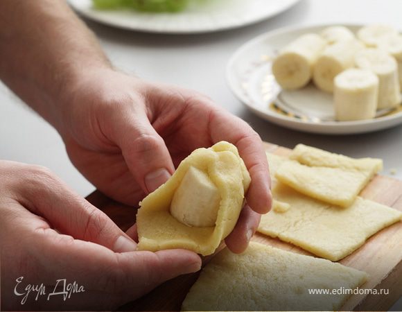 Вторую половинку теста раскатайте скалкой и нарежьте на квадраты. В каждый квадрат заверните ягоду винограда, или кусочек банана, или кусочек сливы, таким образом, чтобы получились шары немного вытянутой формы, в виде яиц.