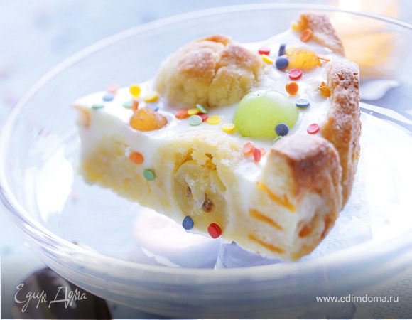 Остудите форму с запеченными в ней изделиями до комнатной температуры. Йогурт смешайте с сахаром, желатин залейте 100мл холодной воды, пока он не набухнет. Растопите набухший желатин на слабом огне, до полного растворения, не доводя до кипения. Смешайте йогурт с желатином и залейте полученной смесью форму с выпечкой. Сверху торт можно украсить ягодками винограда и вырезанными шариками из сливы. Оставьте торт в холодильнике на пару часов, затем, выньте его из формы и подавайте к столу. 