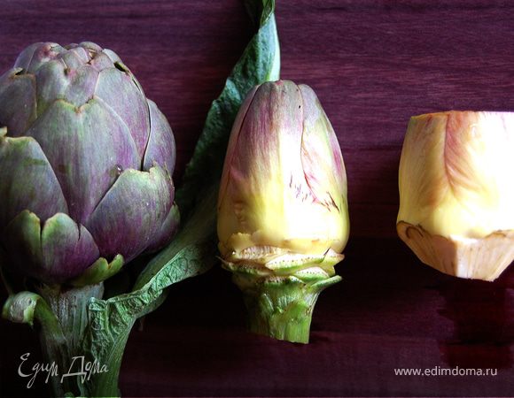 Артишоки промыть, очистить от внешних жестких лепестков, срезать ножки и отрезать верхнюю часть лепестков с колючками.