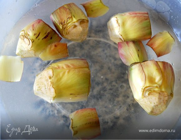 Очищенные артишоки сразу же положить в воду с соком лимона, чтобы они не почернели. Подержать в воде 15 минут.
